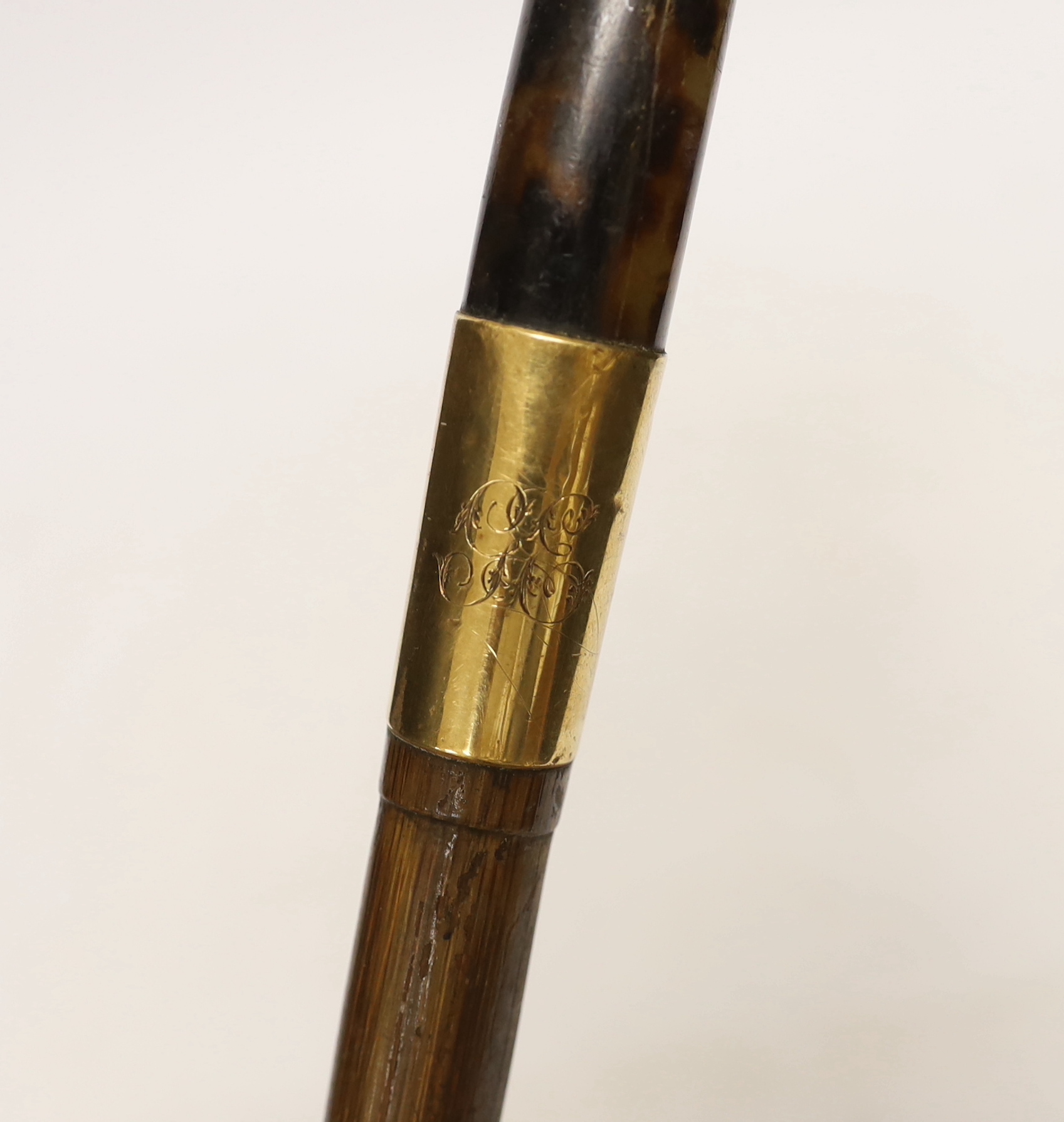 A gold banded walking stick with horn handle, 92cm